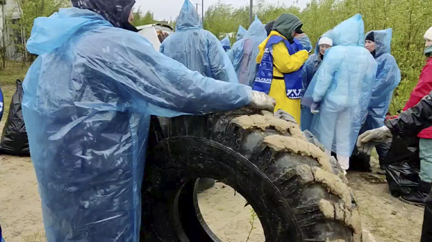 Привет из прошлого: жители отдаленного ямальского села собрали раритетный мусор. ВИДЕО