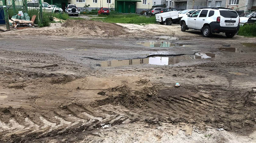 Двор жилого дома в Ноябрьске из-за порыва залило горячей водой. ВИДЕО