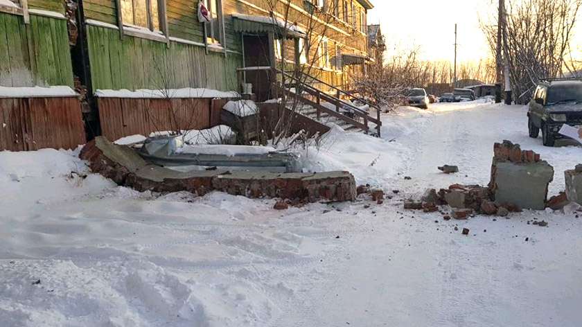 В городе на Ямале обрушилась стена жилого дома 