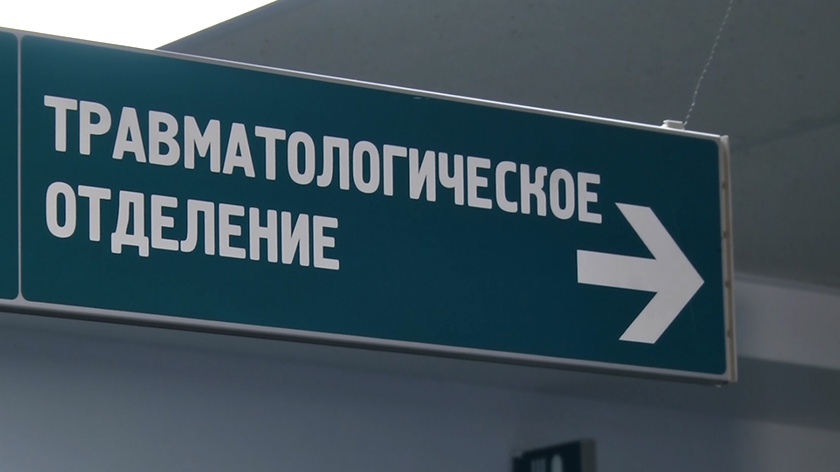 «Назначена операция»: жительница Надыма сломала ногу на крыльце продуктового магазина  