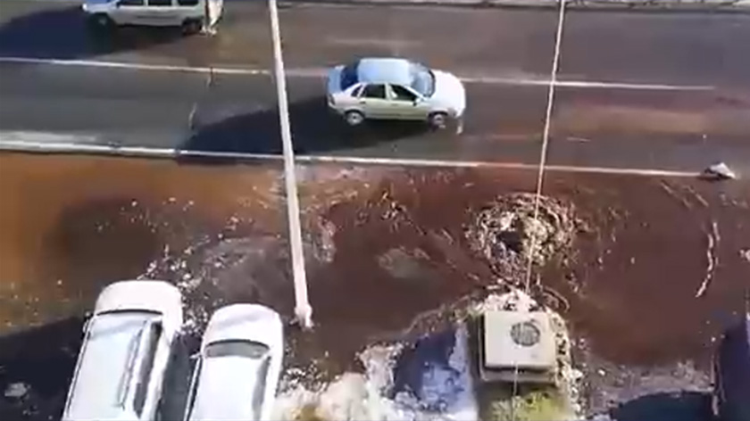 В Надыме из-за коммунального ЧП затопило улицу. ВИДЕО