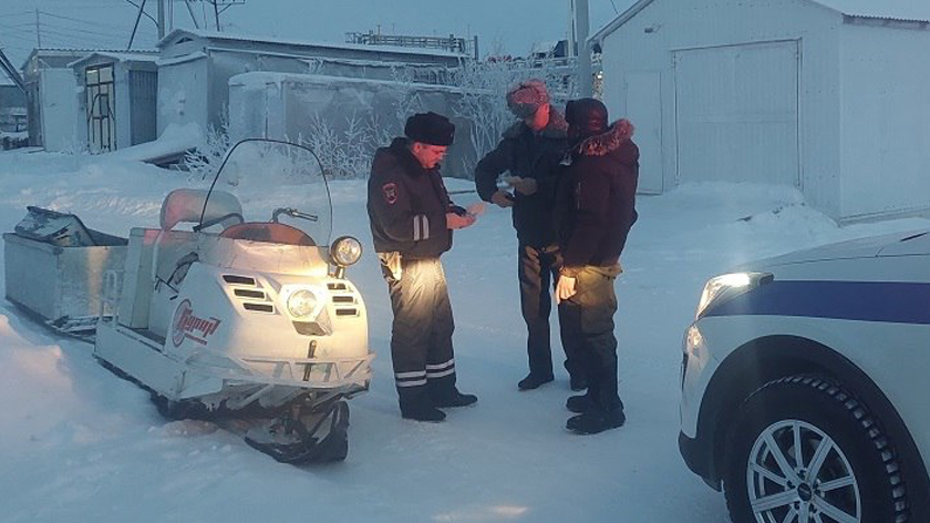 Тазовские автоинспекторы устроили рейд на водителей снегоходов