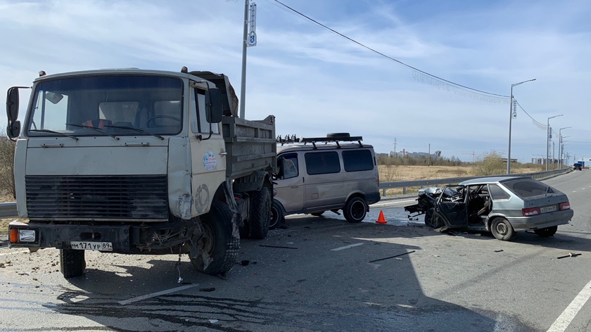 «Столкнулись три автомобиля»: в ДТП на объездной Салехарда пострадал мужчина