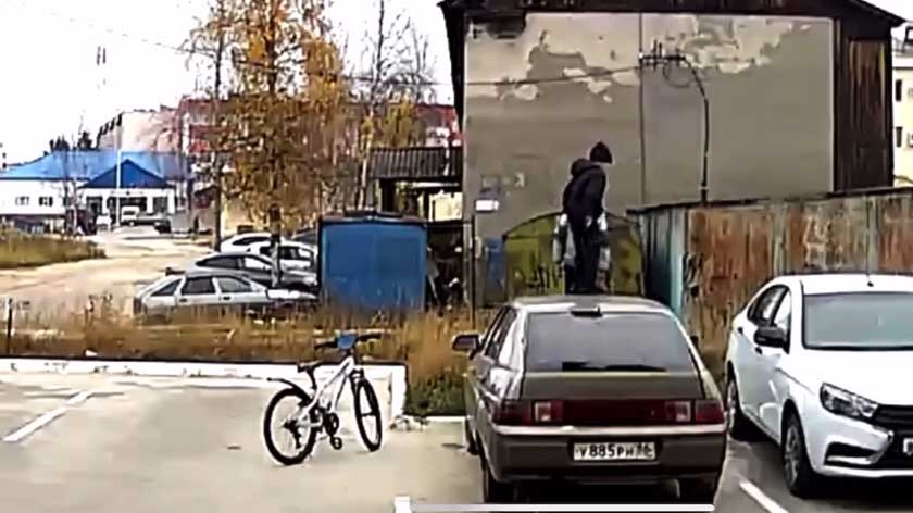 В Ноябрьске юные вандалы пытались разгромить чужое авто. ВИДЕО