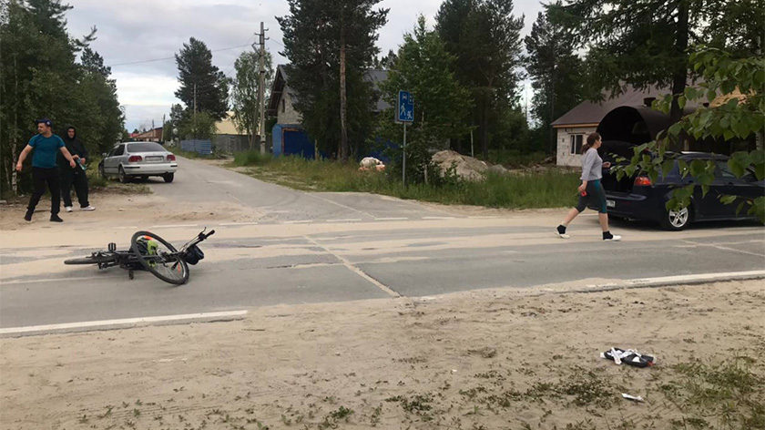  На Ямале велосипедист попал в больницу из-за невнимательности и наушников 