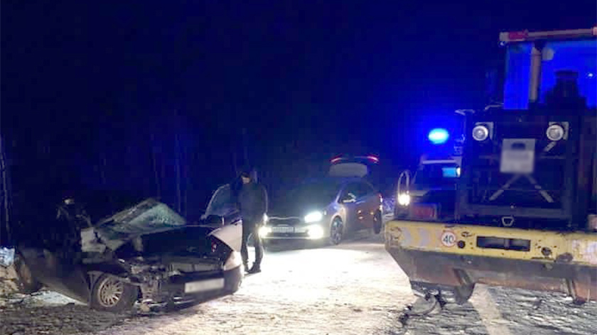 На Ямале водитель и пассажир легковушки получили травмы после ДТП с погрузчиком. ФОТО