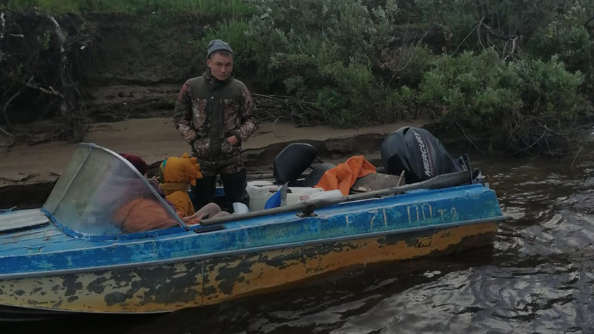 На Ямале взрослые с ребенком оказались в опасности на воде из-за неисправной лодки