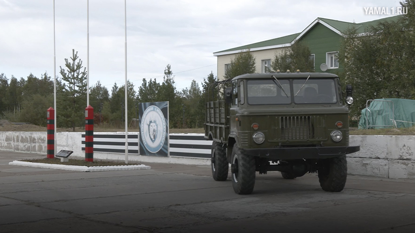Автомобиль ГАЗ-66 установили в ноябрьском Сквере пограничников. ВИДЕО