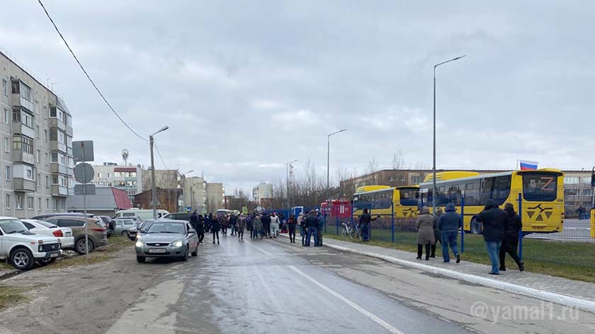 В Ноябрьске сотни людей пришли поддержать мобилизованных ямальцев к пункту сбора. ВИДЕО