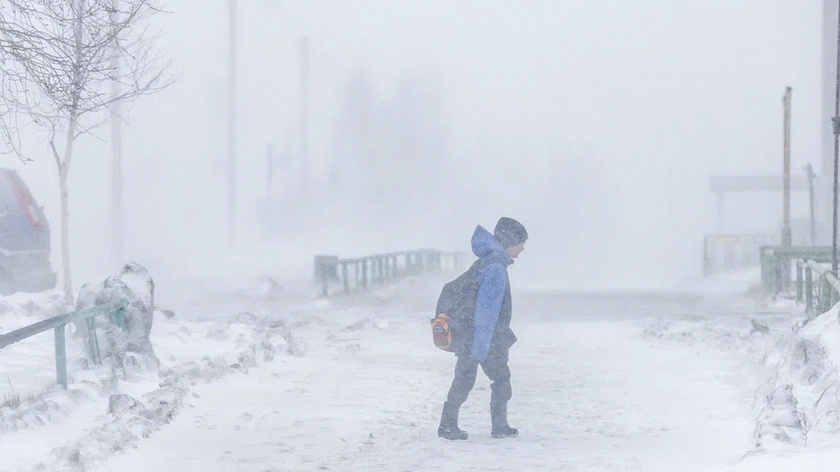 Школьникам Ноябрьска порекомендовали остаться дома из-за сильных морозов
