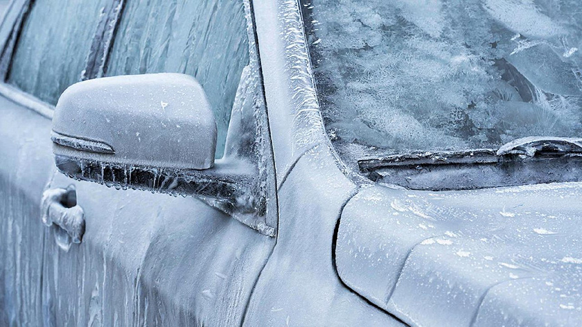Российский автоэксперт назвал способы открытия машины после ледяного дождя