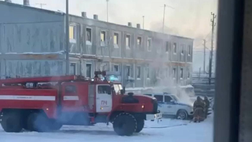 В посёлке на Ямале загорелась патрульная машина ДПС. ВИДЕО