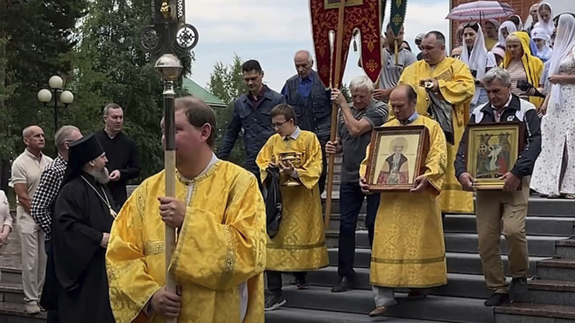 Верующие Ноябрьска отправились в крестный ход к Поклонному кресту