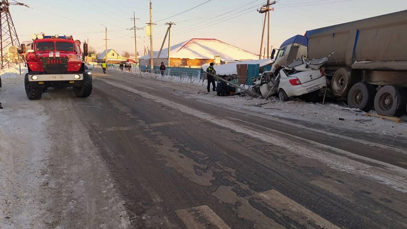 Пожилые супруги погибли в ДТП с самосвалом в Тюменской области