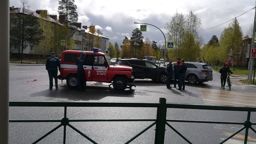 В Ноябрьске автомобиль пожарных попал в аварию по дороге на вызов. ФОТО