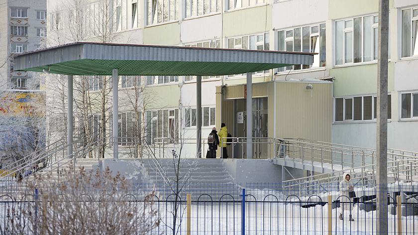 Следком начал проверку после избиения учащейся на территории школы в Сургуте