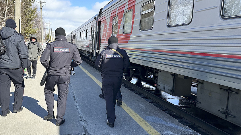 В Ноябрьске пассажира сняли с поезда из-за наркотика в капсулах для стирки