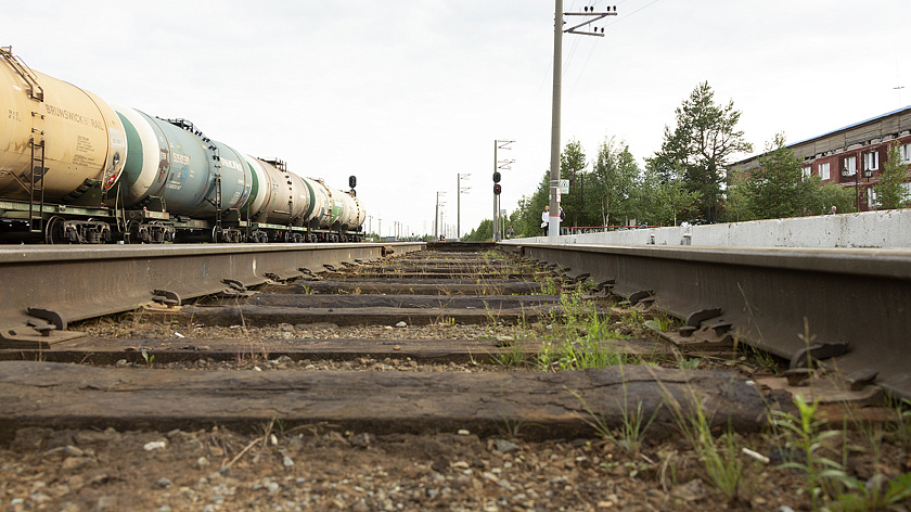 В Ноябрьске пассажир поезда упал на железнодорожные пути