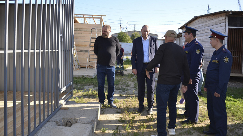 В Мегионе заключённые изготавливают вольеры для собак