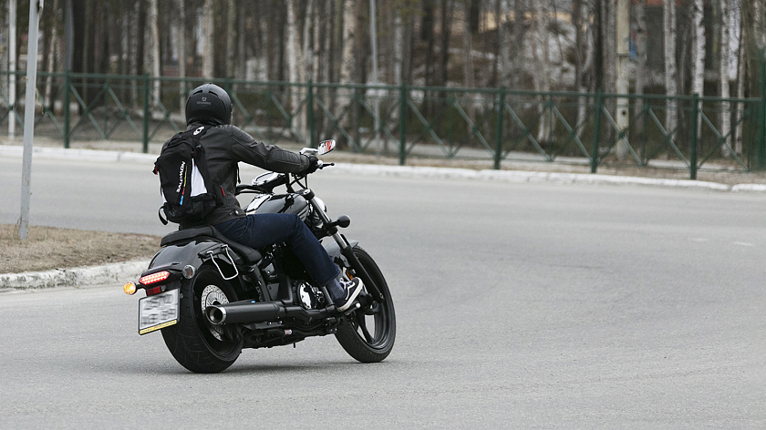  Автоэксперт Евгений Ладушкин рассказал, как безопасно ездить на мотоцикле в дождь