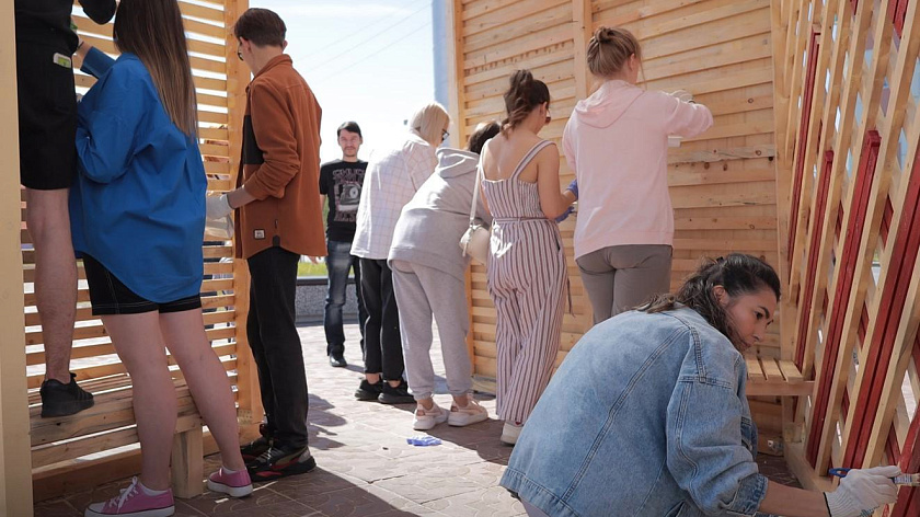 Жители Губкинского установили новый парклет рядом с ТЦ «Меркурий». ФОТО