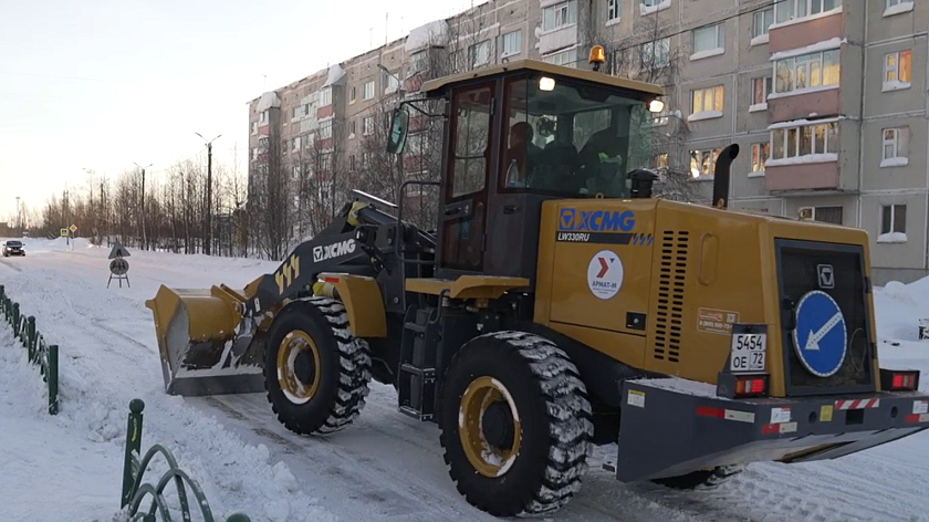 Ямальские города борются со снегом на дорогах