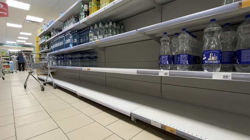 Ноябряне скупили чистую воду в магазинах после коммунального ЧП