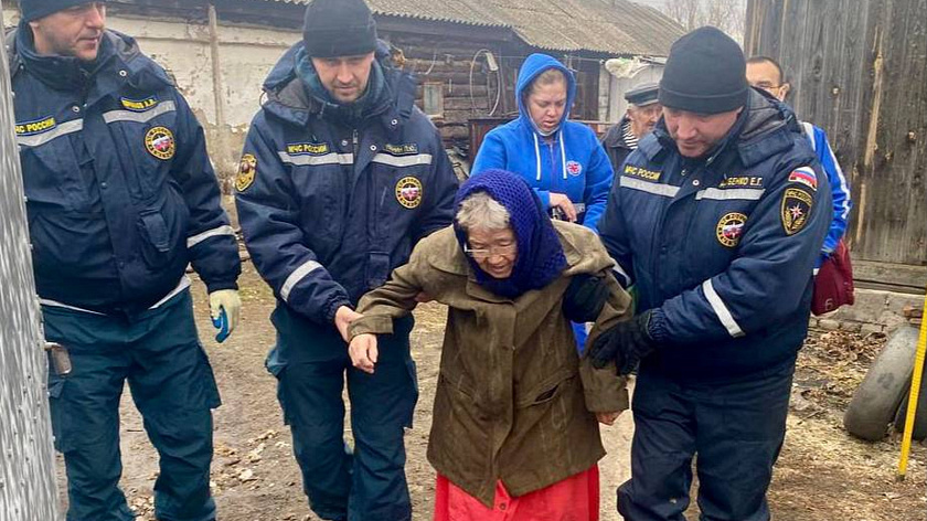 Спасатели Ямала помогли бабушке эвакуироваться из опасного района в Курганской области