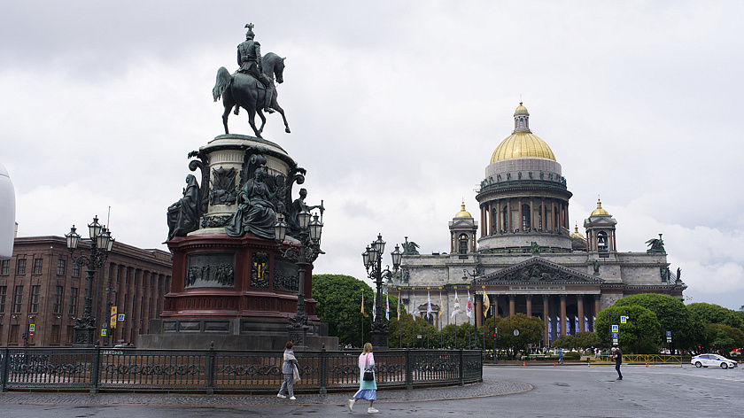 Жителям и гостям Петербурга пообещали потепление