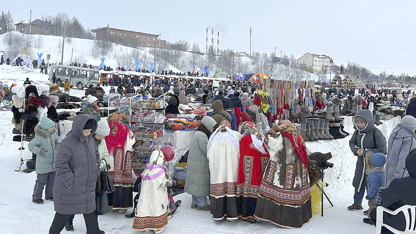 Шкуру медведя за 80 тысяч продают на Дне оленевода в Салехарде