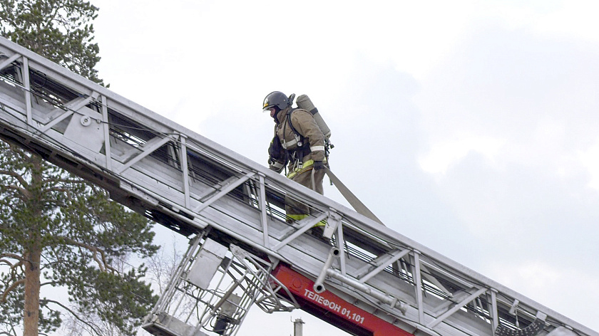 Более 10 человек эвакуировались из горящего дома на улице Республики в Салехарде