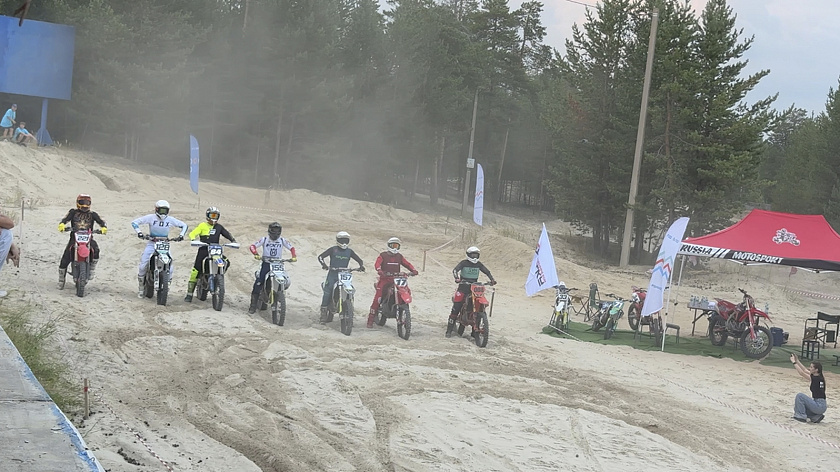 Летающие мотоциклы: в Ноябрьске выступили мотокроссмены клуба «Газпром нефть»