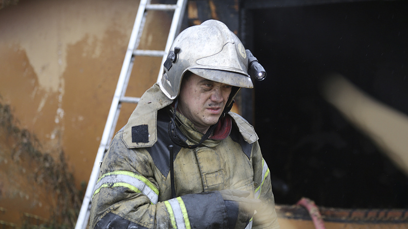 В Тарко-Сале потушили загоревшиеся гаражи с пристройкой