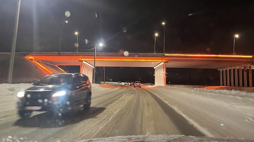 В Ноябрьске приступили к монтажу архитектурной подсветки моста