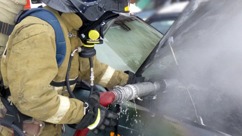 В Лабытнанги потушили вспыхнувший на ходу автомобиль