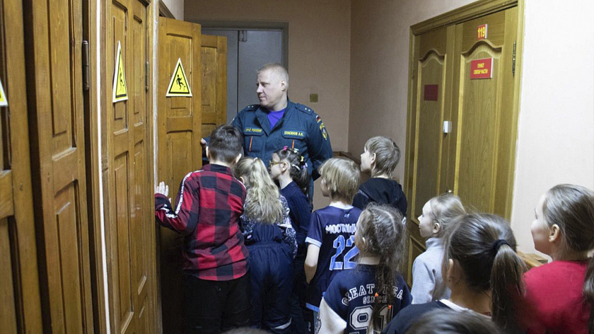 В Салехарде сотрудники пожарной части провели экскурсию для учащихся второй школы