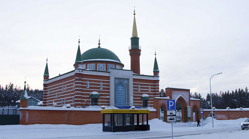  Дмитрий Артюхов поздравил мусульман округа с праздником Ураза-байрам