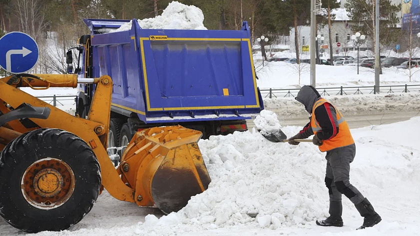  В Новом Уренгое усилили работу дорожных служб в условиях метели 