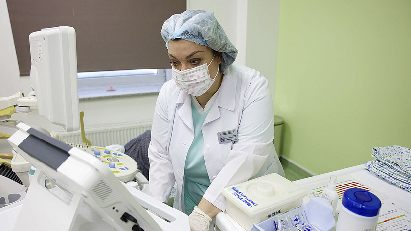 Сотни сотрудников горбольницы Губкинского получили новую стильную униформу