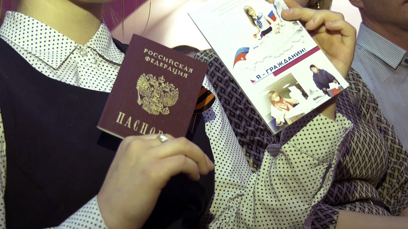 Глава Ноябрьска вручил первые паспорта отличившимся школьникам