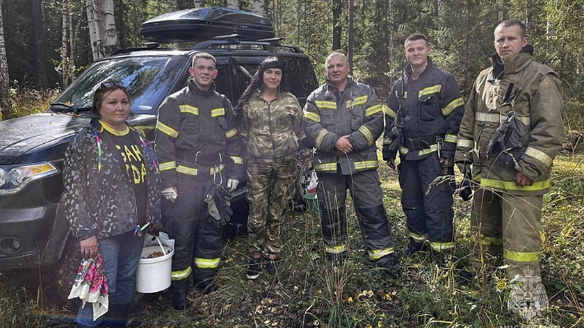 Уральские сотрудники МЧС спасли двух заблудившихся в лесу женщин