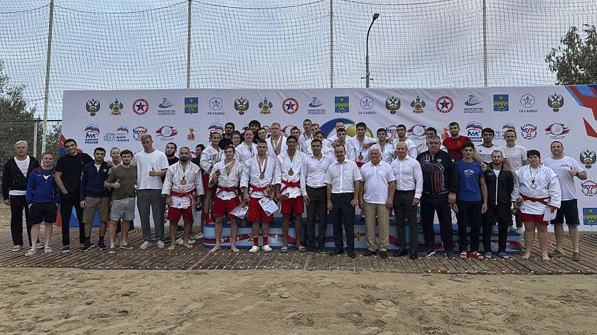 Тюменские борцы привезли медали с соревнований по пляжному самбо