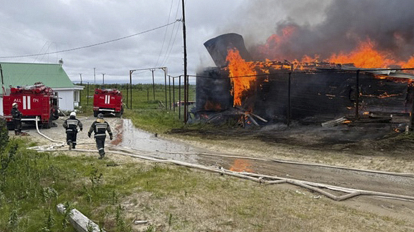 Пожар в Тазовском полностью уничтожил старый колбасный цех