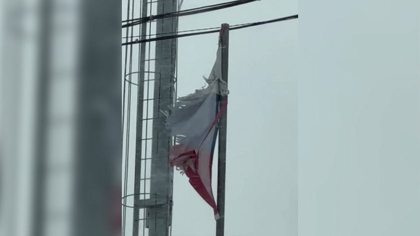 Жителей Надымского района возмутило использование рваного триколора