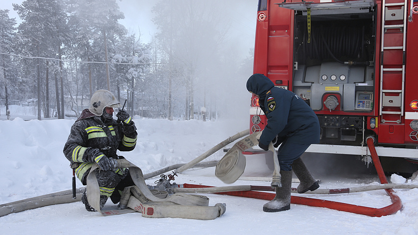 Баня и автомобиль сгорели в Ноябрьске за сутки
