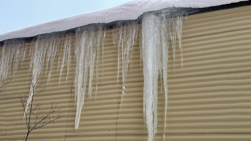В Тазовском управляющая компания заплатит штраф за снежные крыши