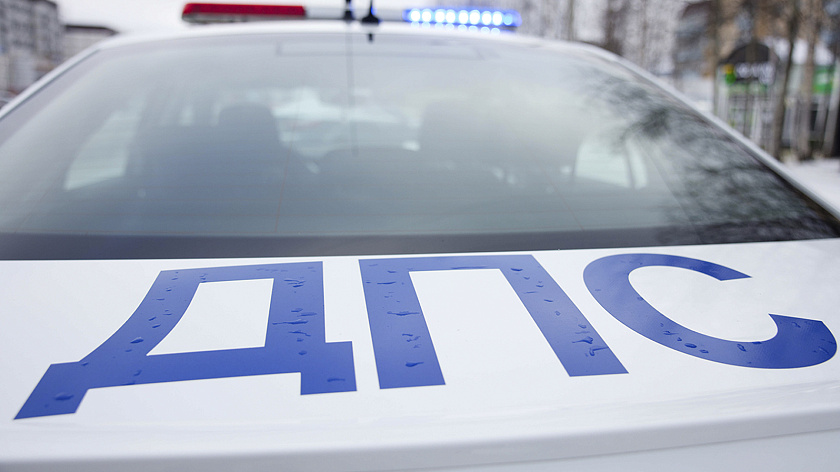 Автоинспекторы помогли улетевшему в кювет под Ноябрьском водителю