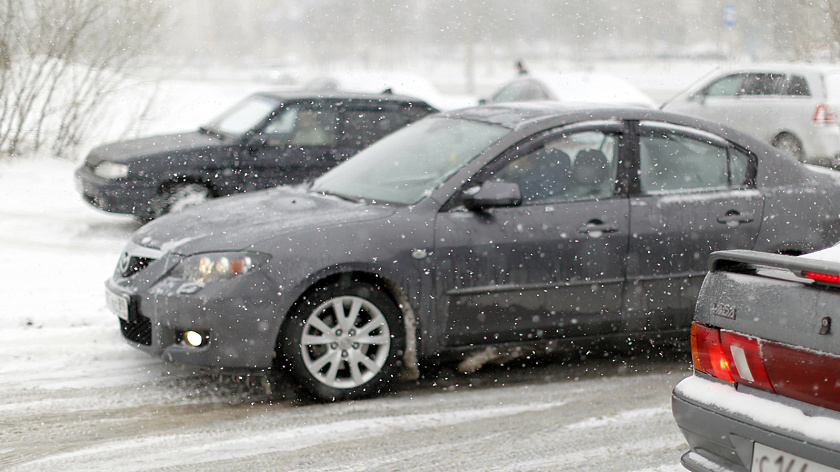 Автоэксперт Ладушкин объяснил, как безопасно управлять автомобилем в снегопад