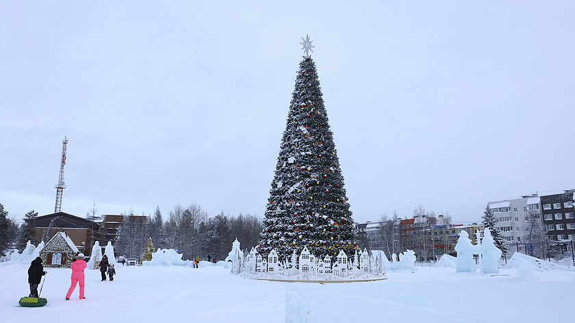 В Ноябрьске после морозов продолжили демонтаж новогодних конструкций