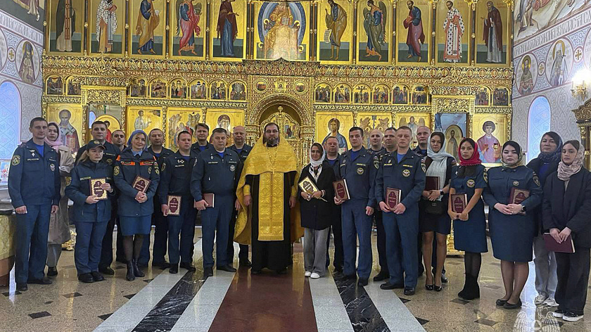 Ямальские пожарные приняли участие в праздничных молебнах 